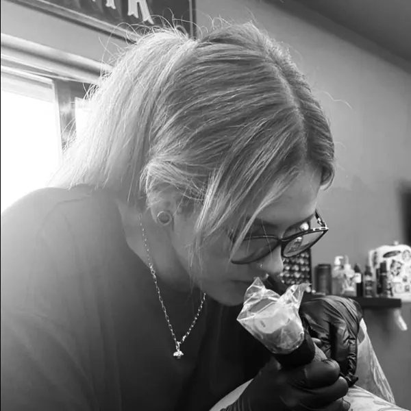 Abbie Kennedy tattooing a client at Boundless Ink
